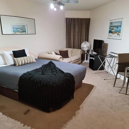 Oceanside Resort Internal Ground Floor Studio Unit Privately Owned In Mt Maunganui No External Window Or Air Conditioning Маунт-Маунгани Экстерьер фото